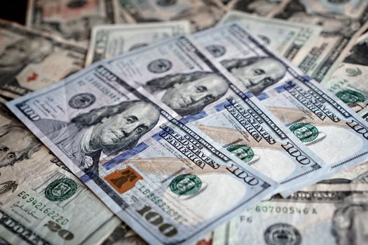 Close-up van verschillende Amerikaanse dollarbiljetten met informatie over financiën en economie.