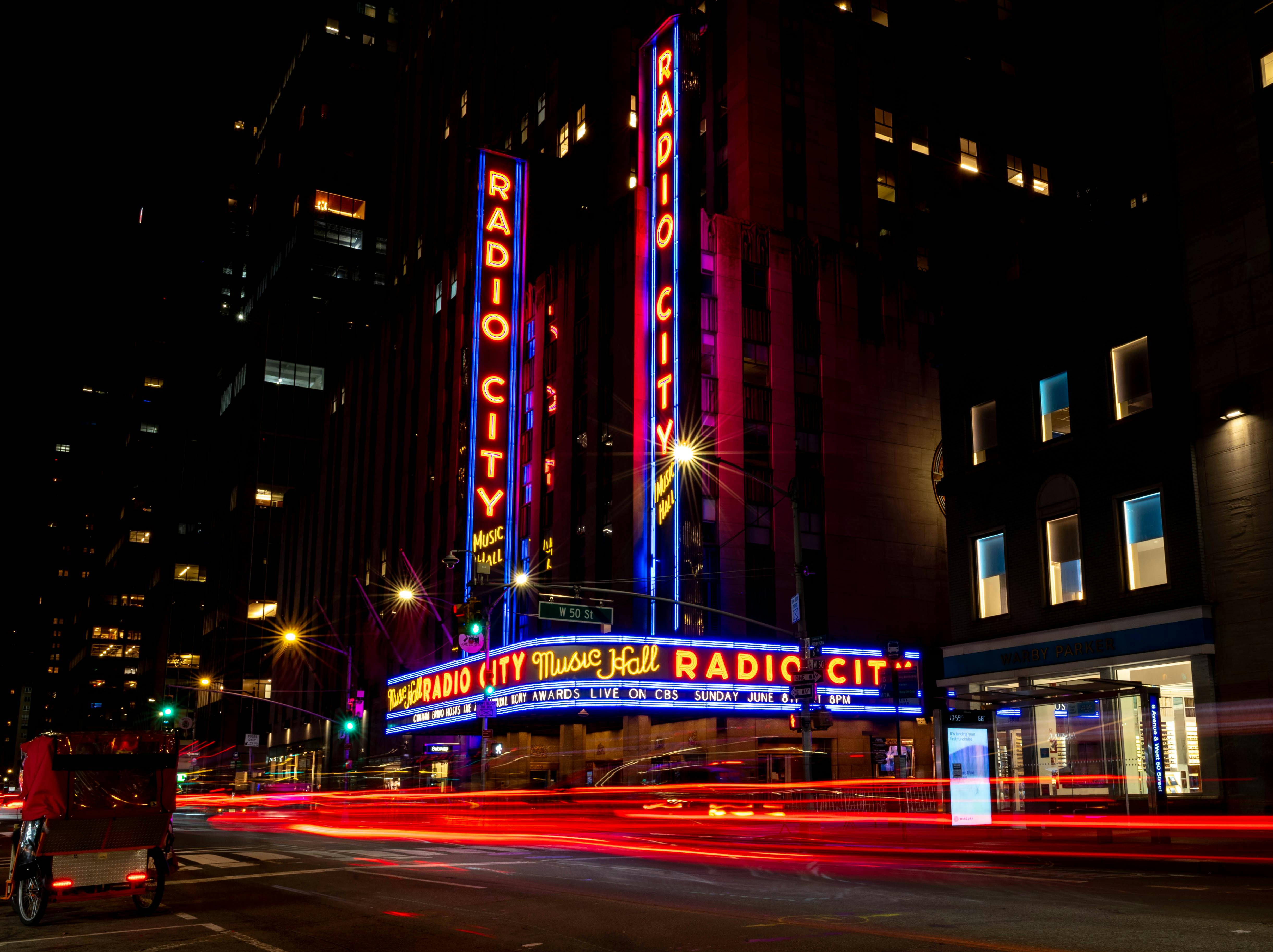 Miễn phí Bên ngoài nhà hát Radio City Music Hall được chiếu sáng vào ban đêm, ghi lại ánh đèn neon rực rỡ ở thành phố New York. Ảnh lưu trữ