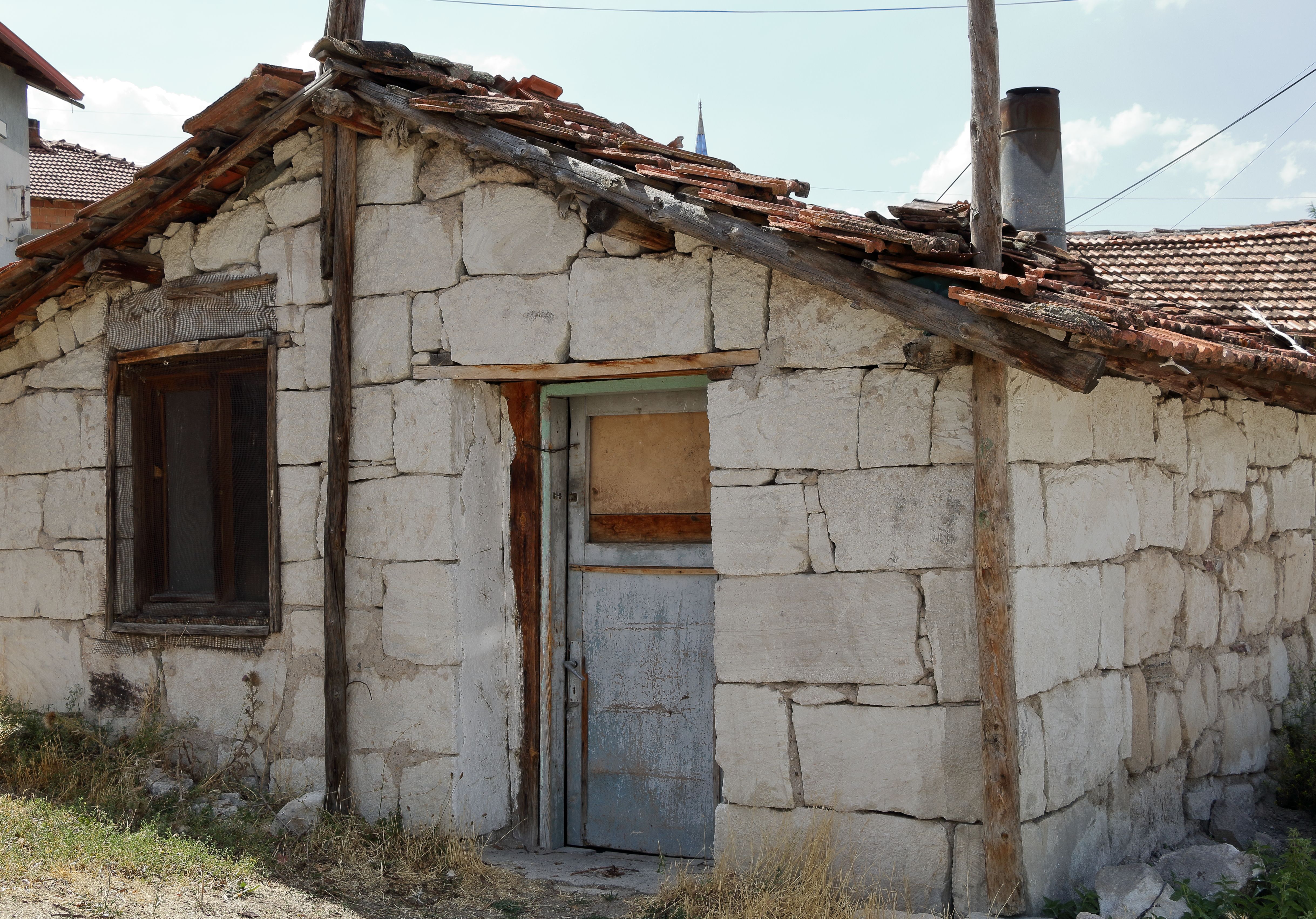 Rustic Abandoned Stone House in Rural Setting · Free Stock Photo