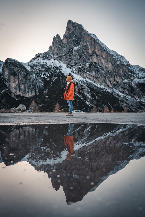 Free Женщина, стоящая у озера и горы Stock Photo