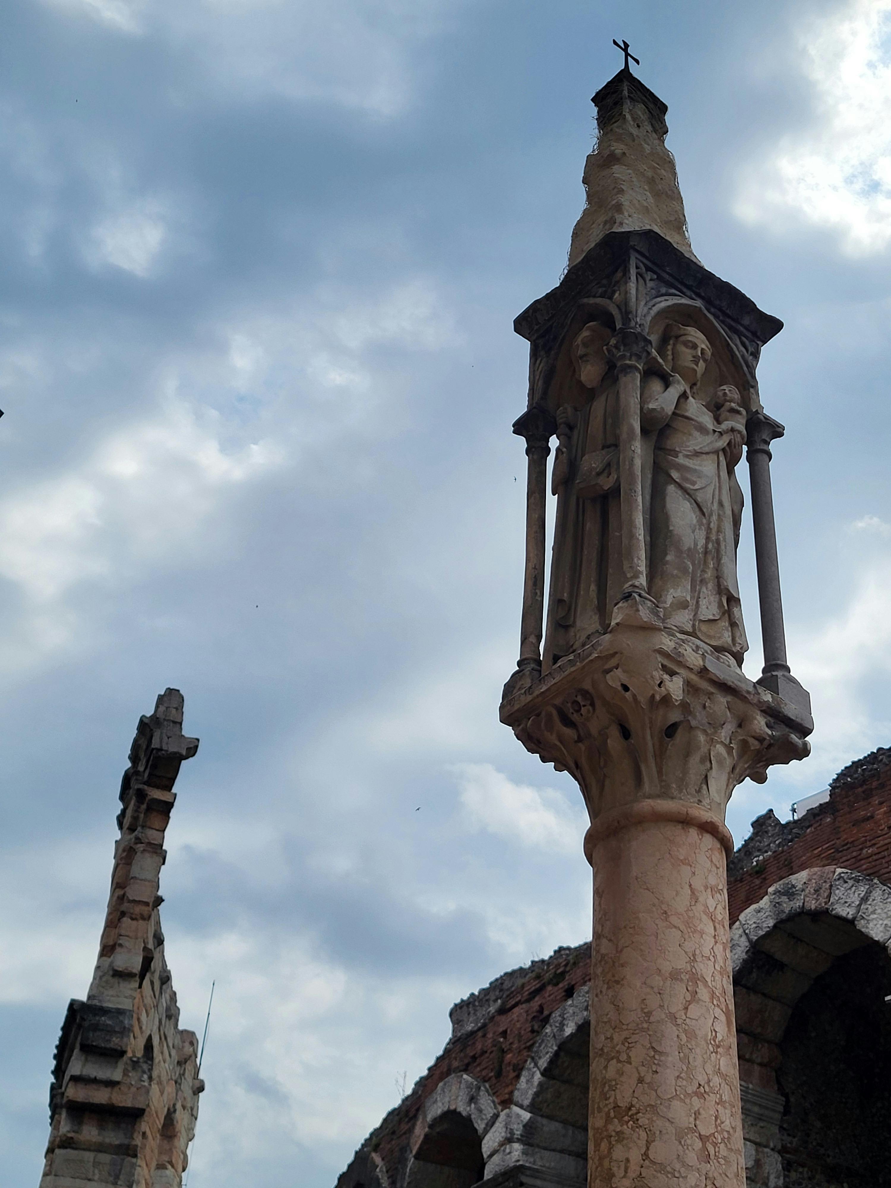 Ücretsiz İtalya'daki Verona Arena'da yakalanan karmaşık taş heykel ve kemerler. Stok Fotoğraflar