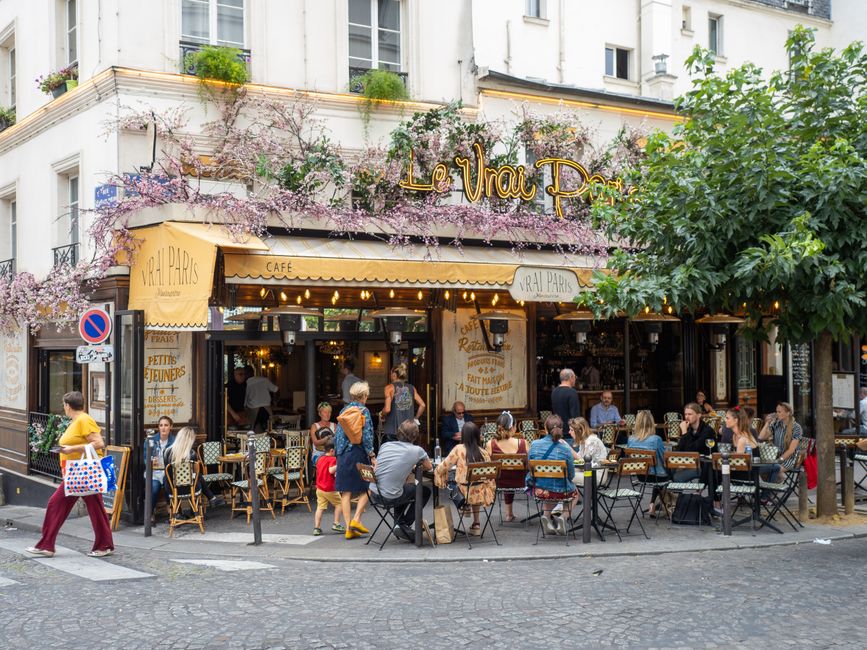 Interior de restaurante español con señalización de menús digitales en pantallas y código QR