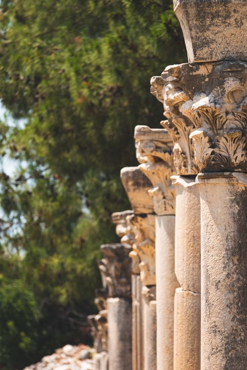 Free Roman columns from the ancient city of Ephesus in İzmir, Türkiye showcasing historical architecture. Stock Photo