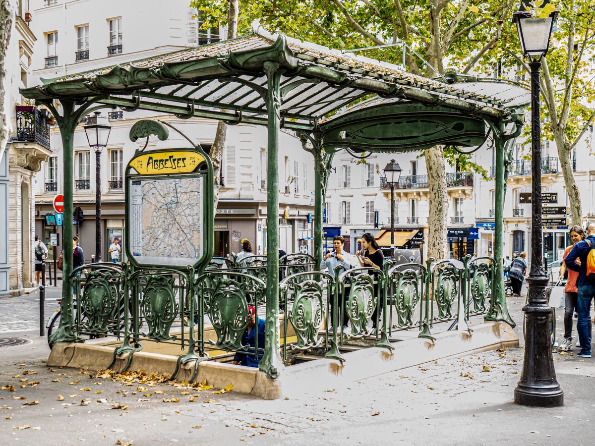 Intrare de metrou în stil Art Nouveau la Paris, cu marchiză de sticlă