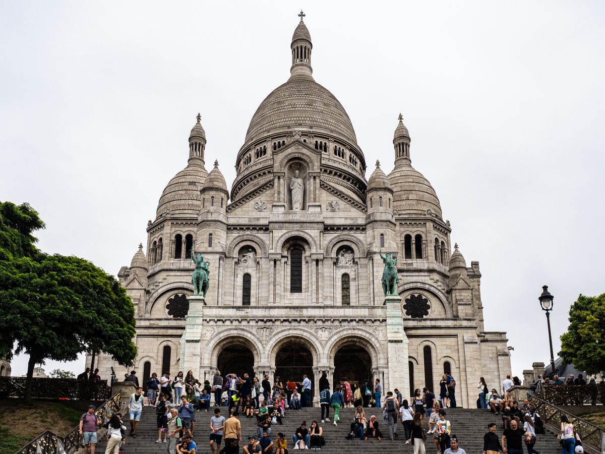 Bazilica Sacré-Coeur din Montmartre, cu turiști pe treptele din față