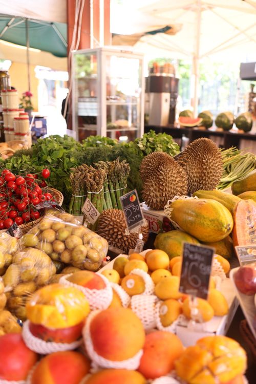 Free Colorful variety of fruits and vegetables at an outdoor market stall, perfect for food and travel visuals. Stock Photo