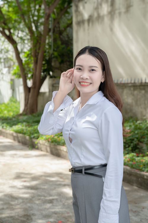 Free Portrait of a confident young woman outdoors, enjoying sunny weather. Stock Photo