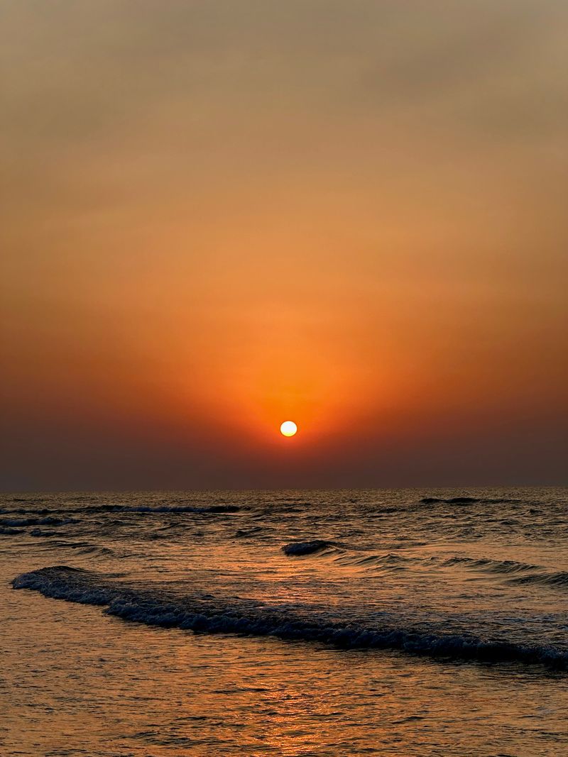 Vibrant Sunset Over Ocean Waves · Free Stock Photo