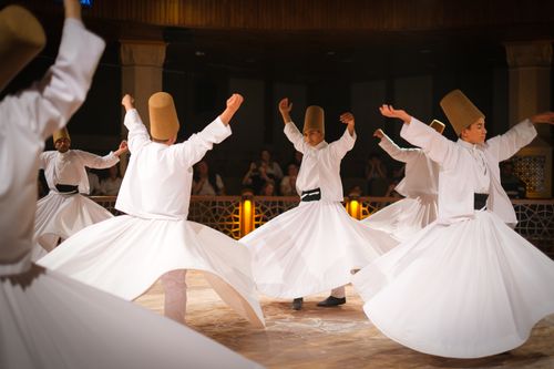 Free Dynamic scene of Whirling Dervishes performing traditional Sufi dance in Konya, Türkiye. Stock Photo