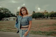 时尚的年轻女子白天穿着时尚的牛仔服装在户外摆姿势