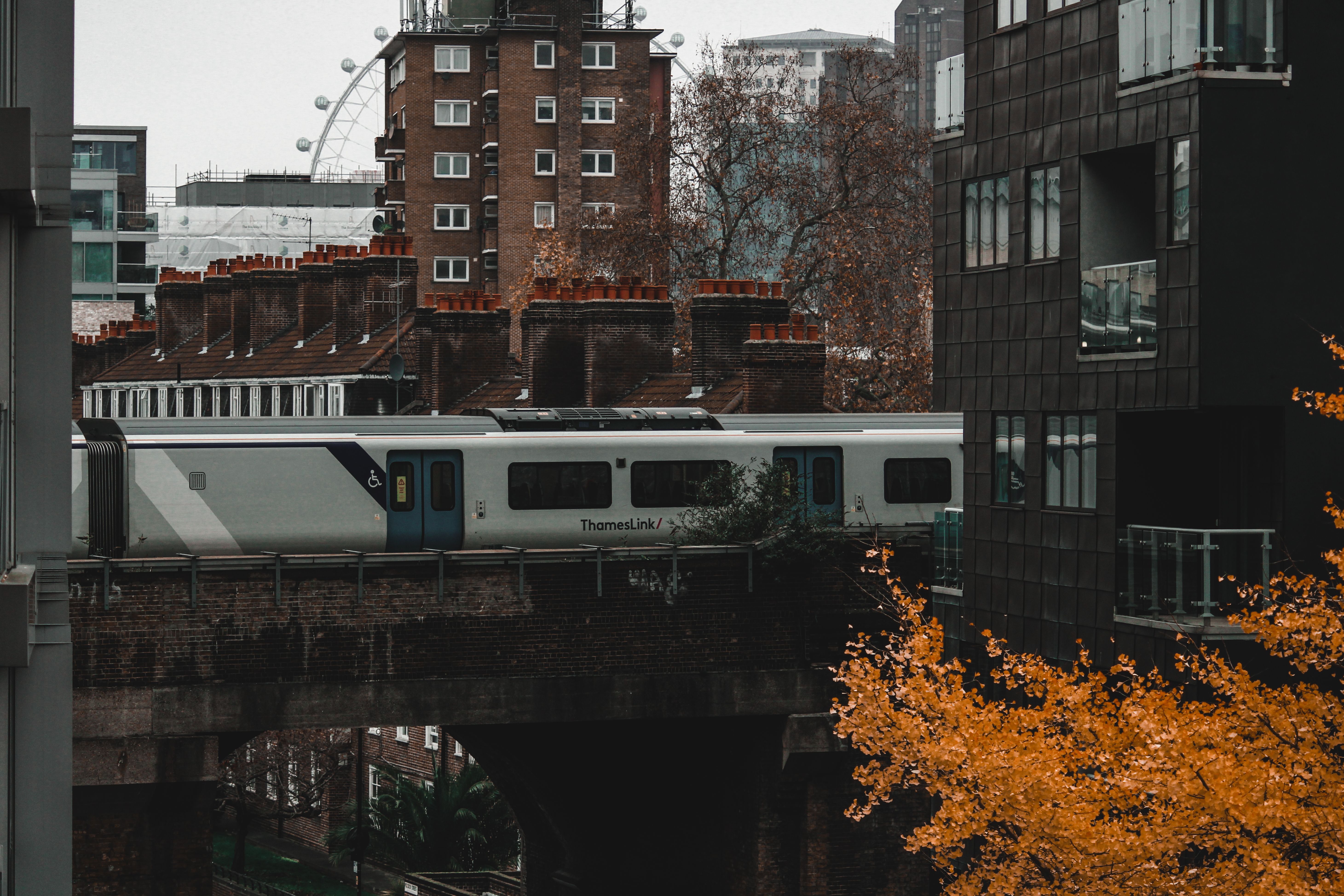 ThamesLink Train in Autumn Southwark, London · Free Stock Photo