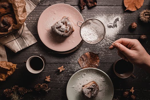 质朴的木桌上摆着撒了糖粉的肉桂卷和咖啡