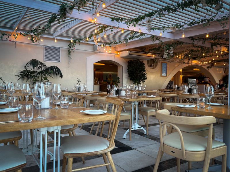 Interno elegante del ristorante con arredi in legno e illuminazione calda