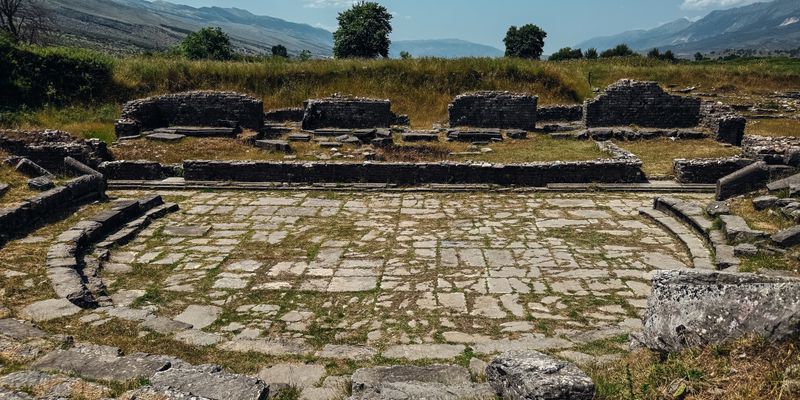 Ruinas de un teatro antiguo en Albania