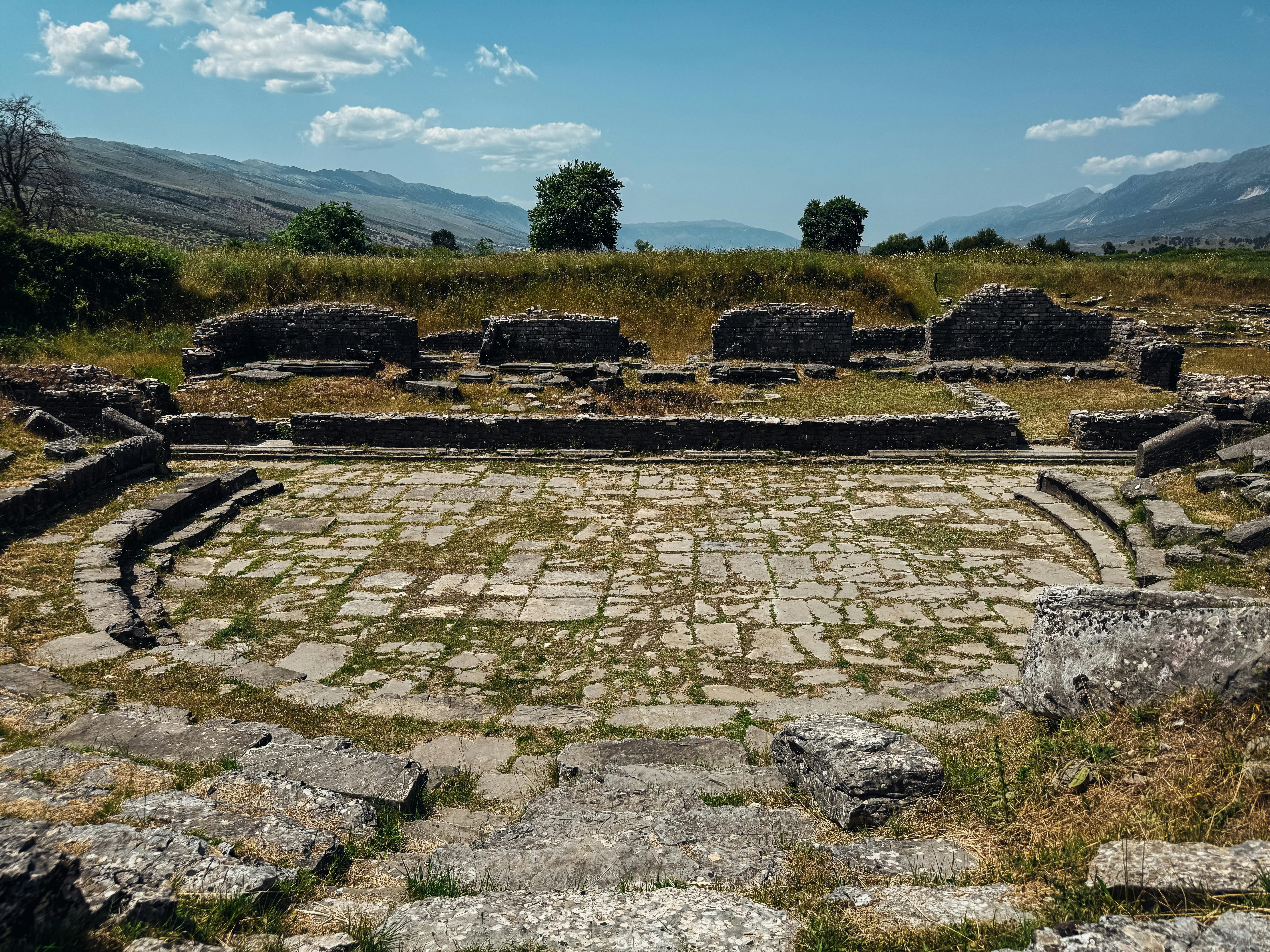 Kostenlos Erkunden Sie die Ruinen des antiken Amphitheaters inmitten der wunderschönen Landschaft Albaniens. Stock-Foto