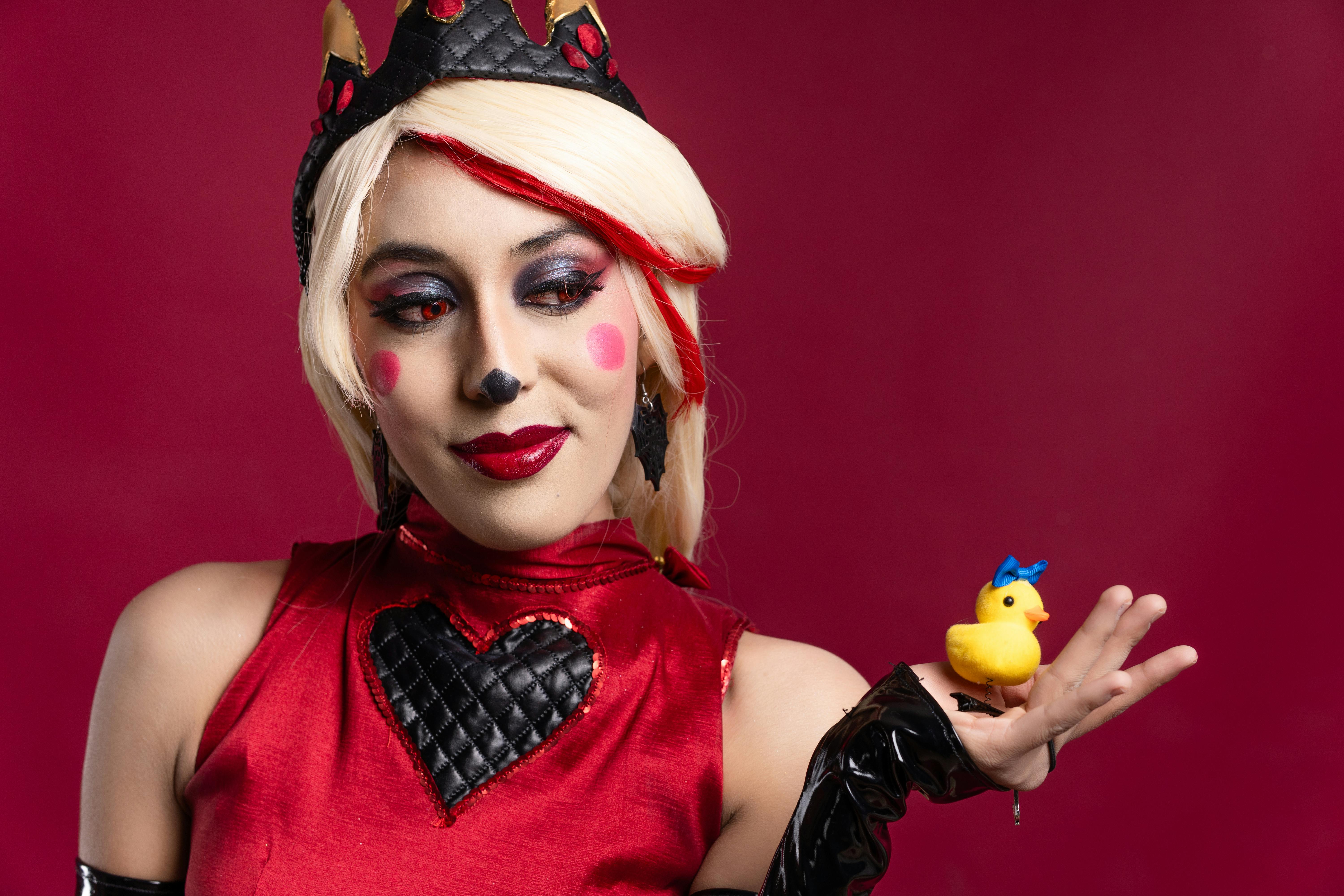 Ücretsiz Sanatsal makyaj ve renkli kostümlerle dikkat çeken, Mexico City'de çekilen çarpıcı cosplay portresi. Stok Fotoğraflar