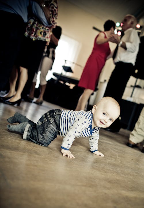 Niño Gateando En El Piso