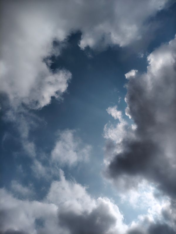 Céu cativante com nuvens dramáticas e raios de sol em Silchar, Assam, Índia.