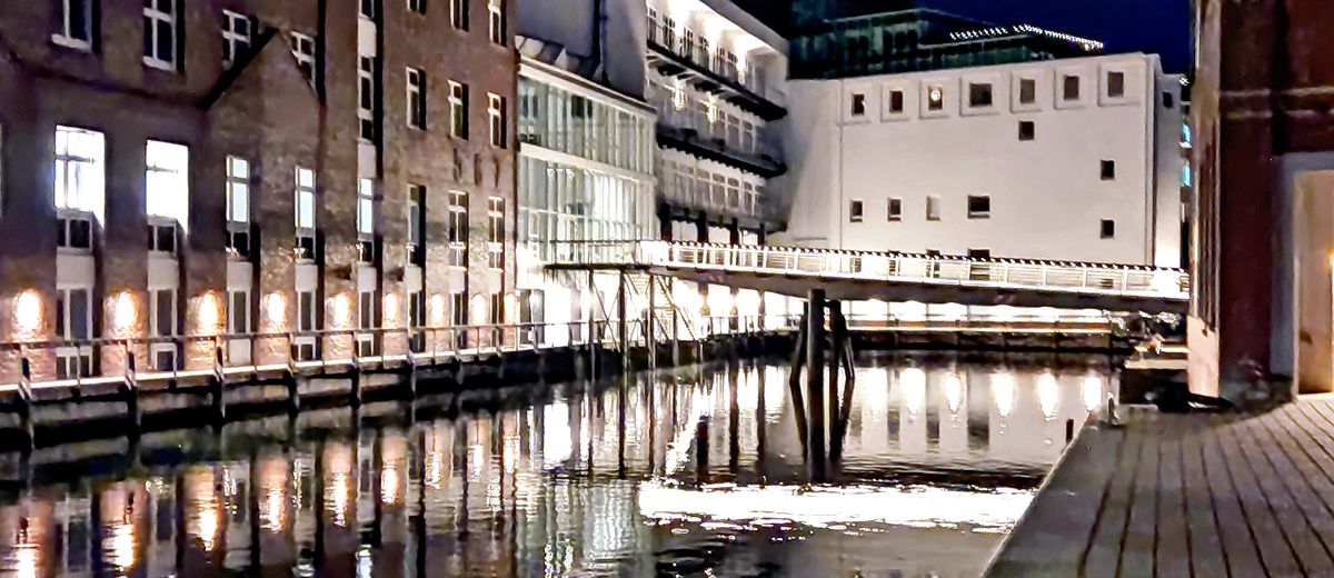 Canal de HafenCity, en Hamburgo, de noche