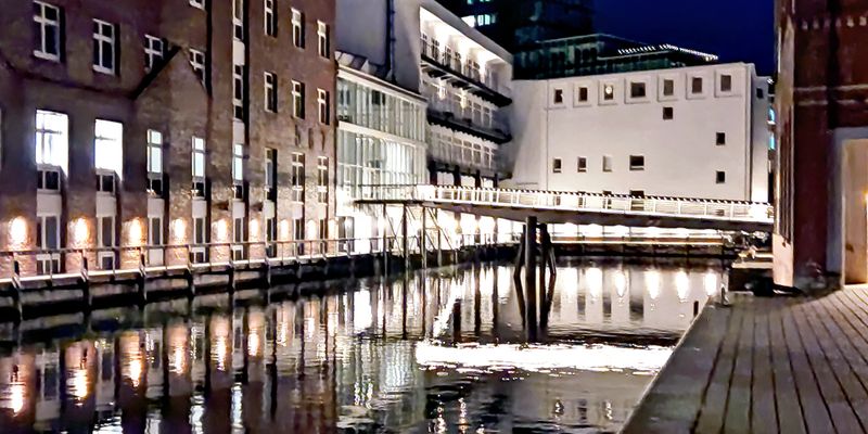 Canal de HafenCity, en Hamburgo, de noche