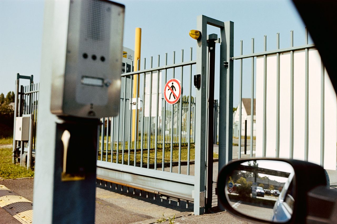 Portão de acesso externo com interfone e sinalização