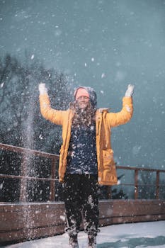 冬日里，穿黄色外套的女人喜欢雪花