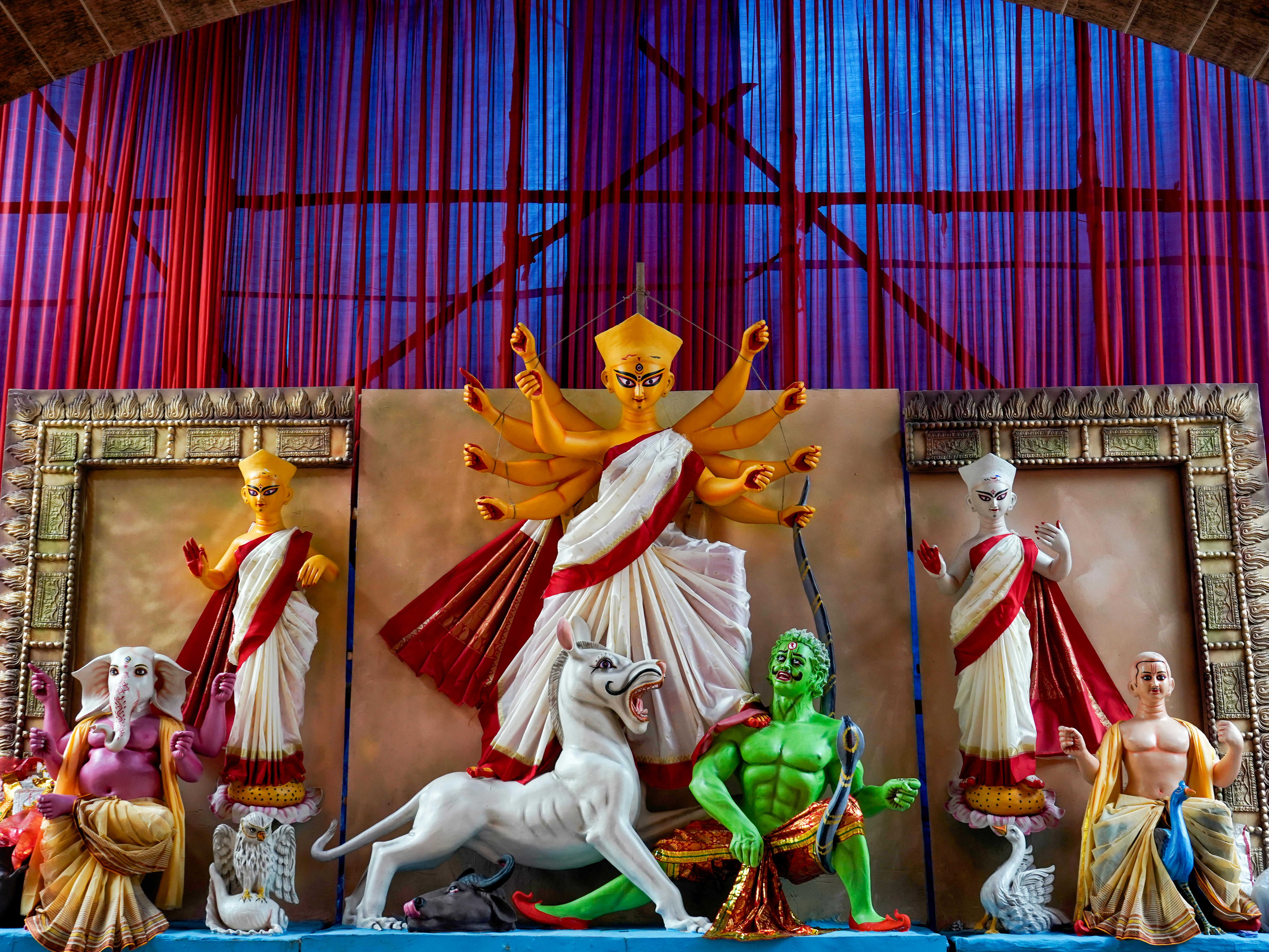 Statues colorées de Durga Puja expos ées à Kolkata, illustrant la riche culture et traditions bengali.