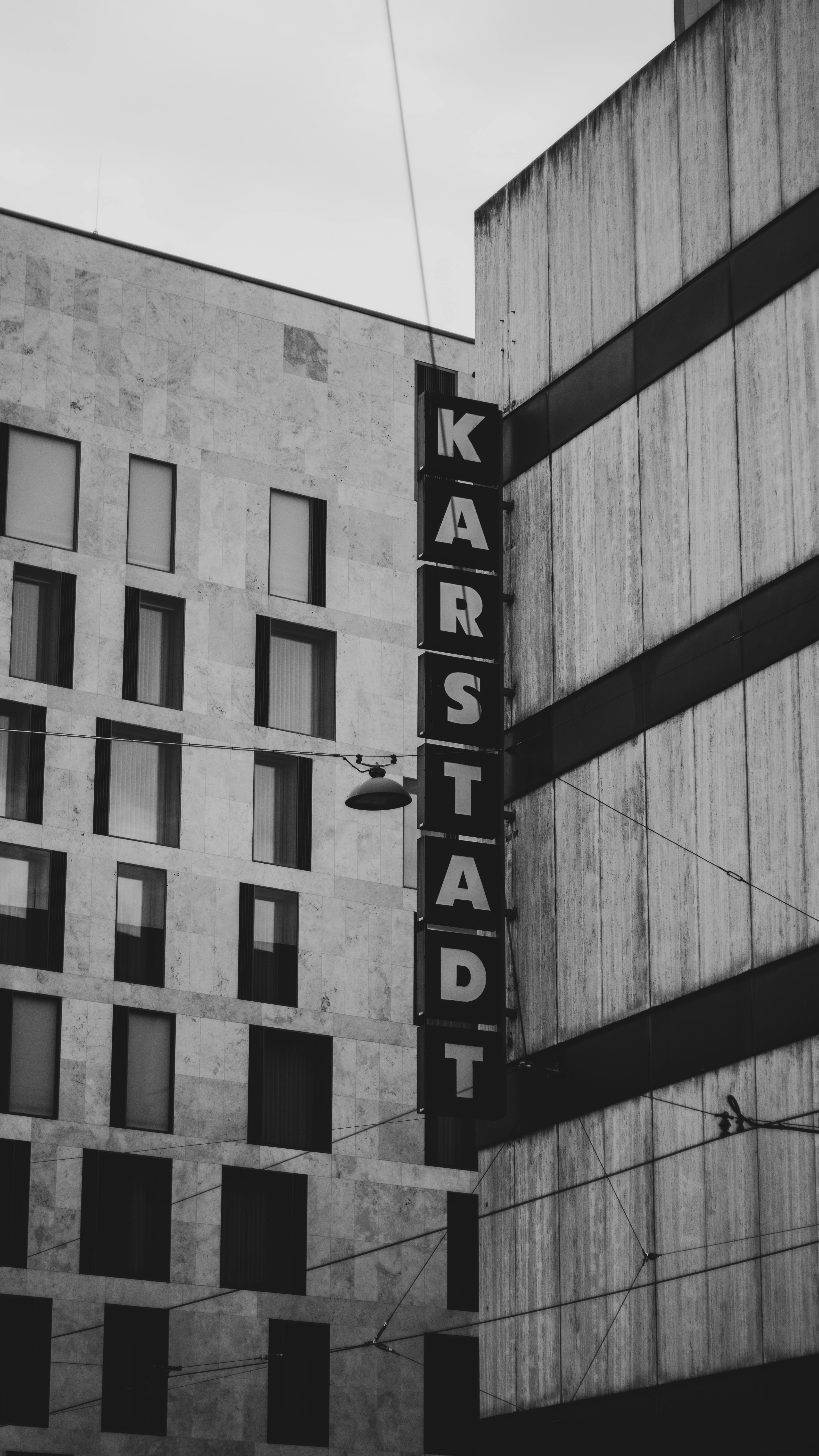 Gratis Svart-hvitt-bilde av fasaden til Karstadt-bygningen i München, Tyskland, som gjengir arkitektur. Arkivbilde