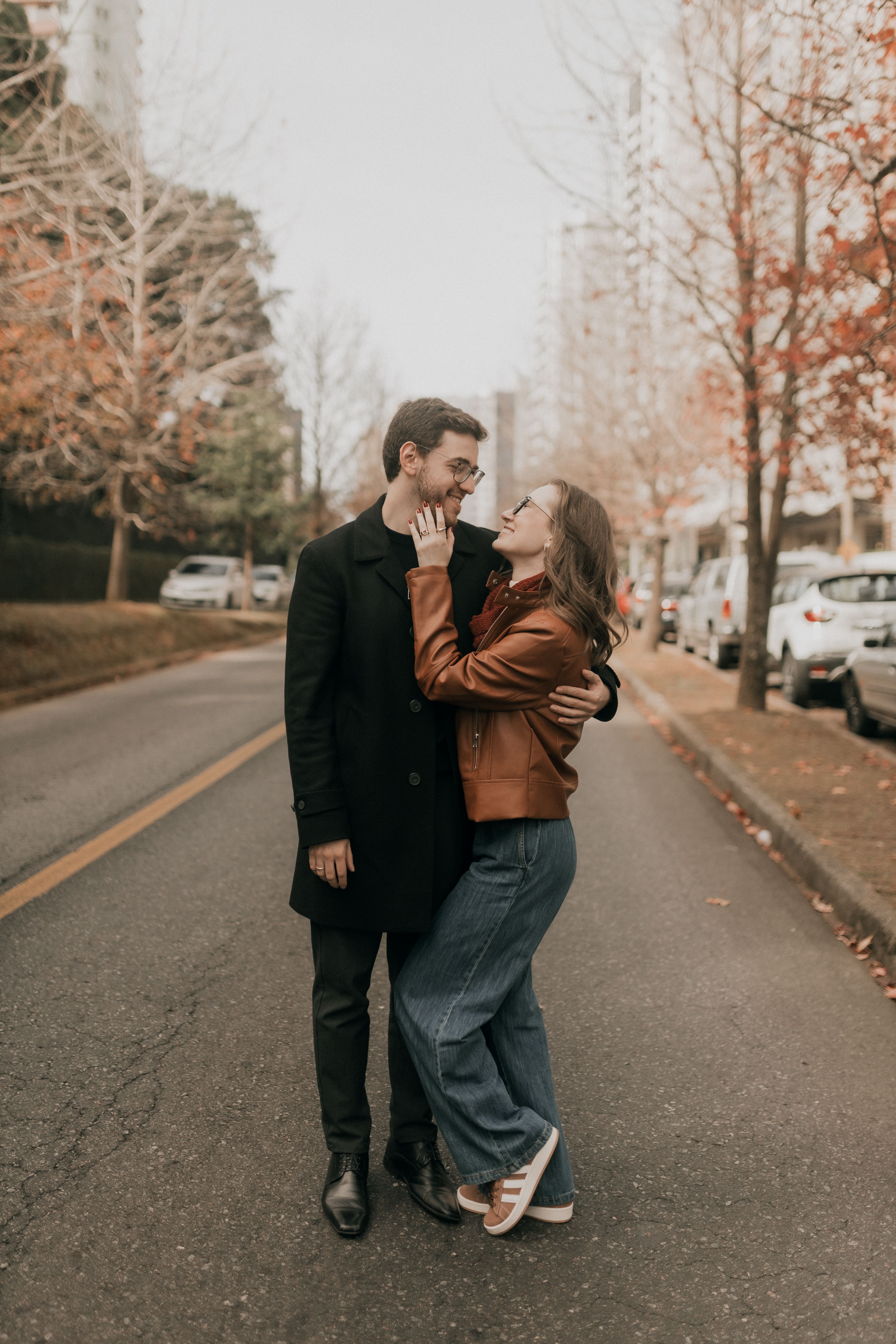 Pareja Abrazándose En Una Calle De La Ciudad En Otoño · Foto de stock ...