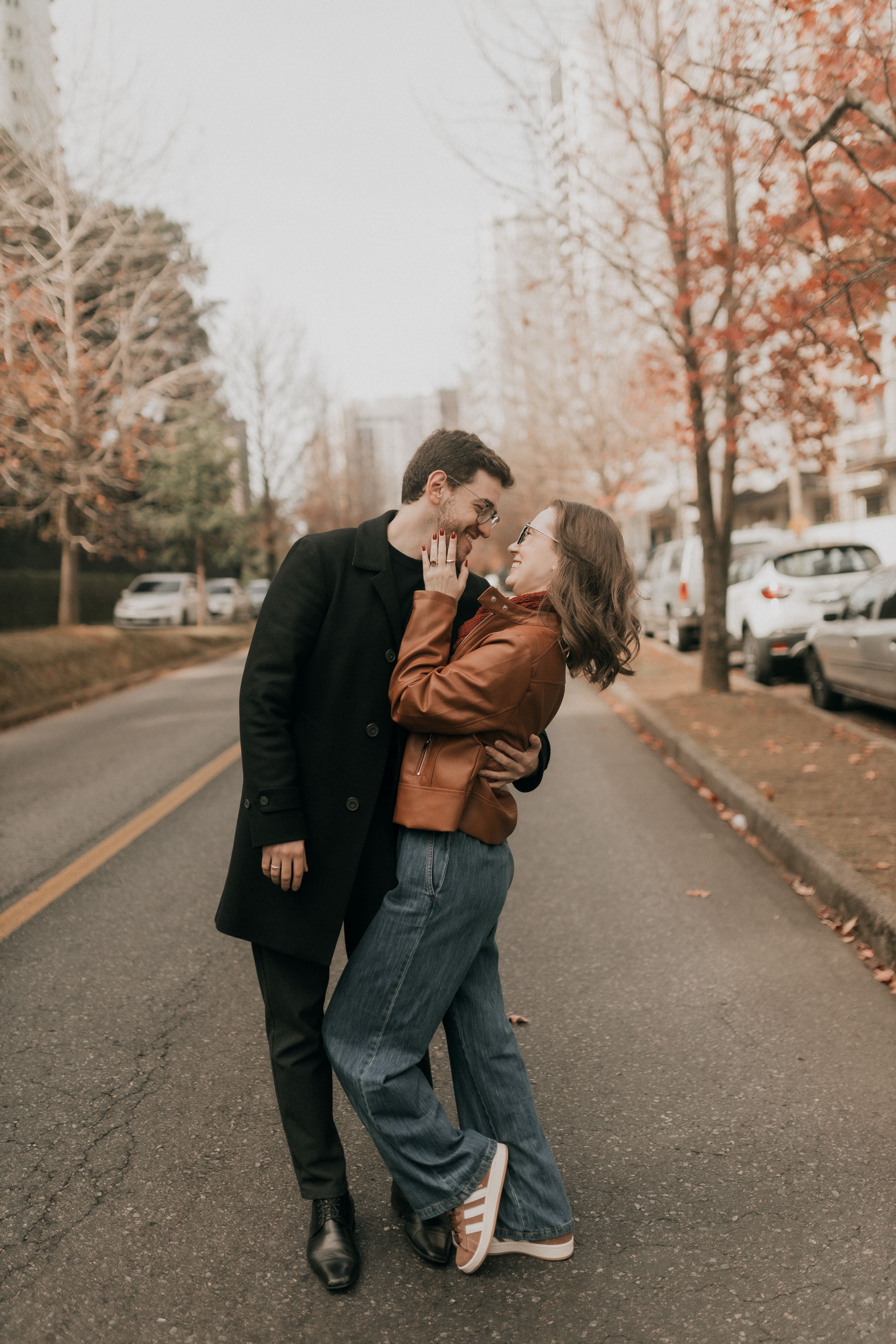 Una Joven Pareja De Enamorados Abrazándose En Una Calle Urbana En Otoño ...