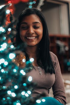 一位快乐的女士在装饰好的圣诞树旁感受着节日气氛