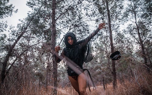 Femme Portant Un Sweat à Capuche Noir