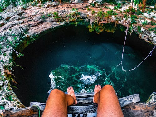 Persona Sentada En Una Escalera Con Vista Al Agua Subterránea