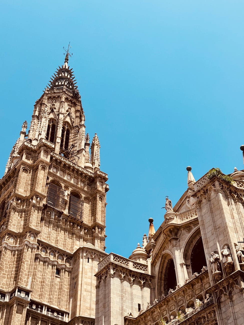 톨레도 대성당, 천국의 문을 열다: 숨겨진 비밀 이야기 톨레도 대성당, 천국의 문을 열다: 숨겨진 비밀 이야기