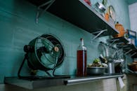 厨房场景质朴，配有复古风扇、炊具和开放式货架，唤起复古巴西风格