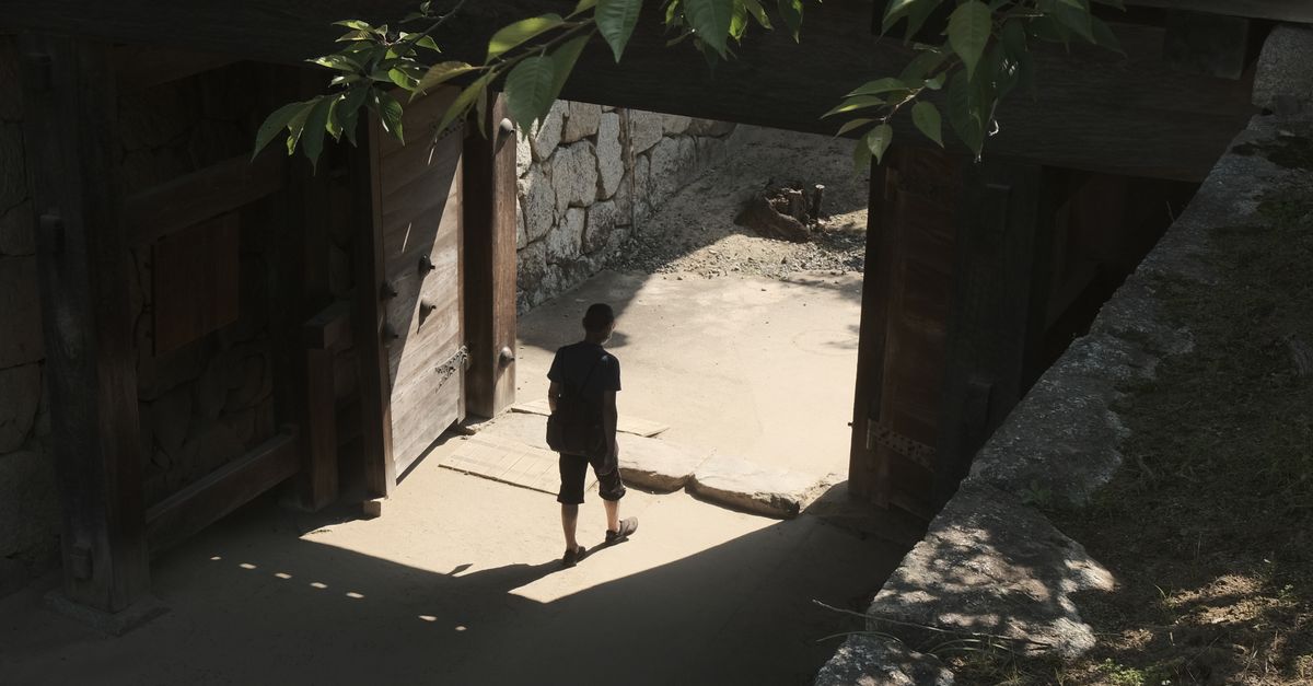 走过历史石拱门的人 · 免费素材图片