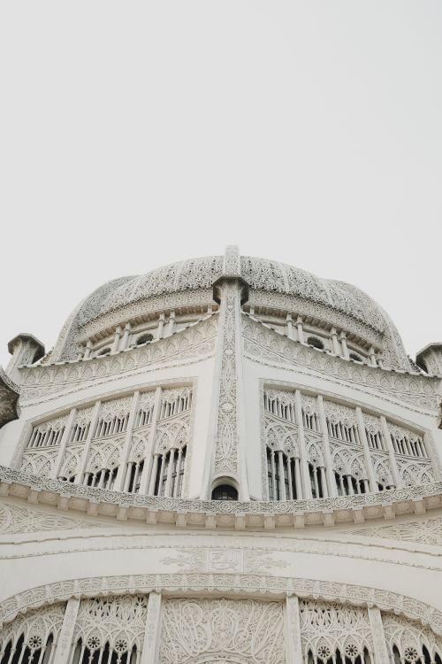 Free Intricate facade of the Bahá'í Temple in Illinois showcasing detailed designs. Stock Photo