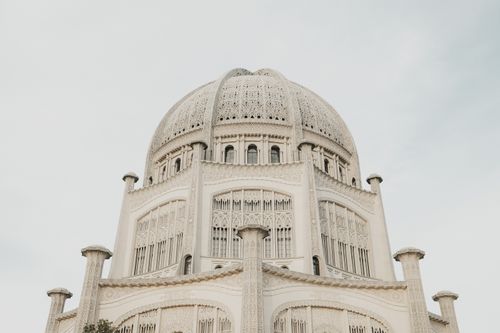 Free Intricate architectural details of the Bahá’í Temple dome in Illinois captured in brilliance. Stock Photo