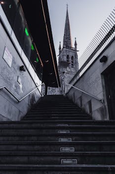 从城市楼梯望去，爱尔兰德罗赫达圣彼得教堂的尖顶呈现出戏剧性的景观，角度大气