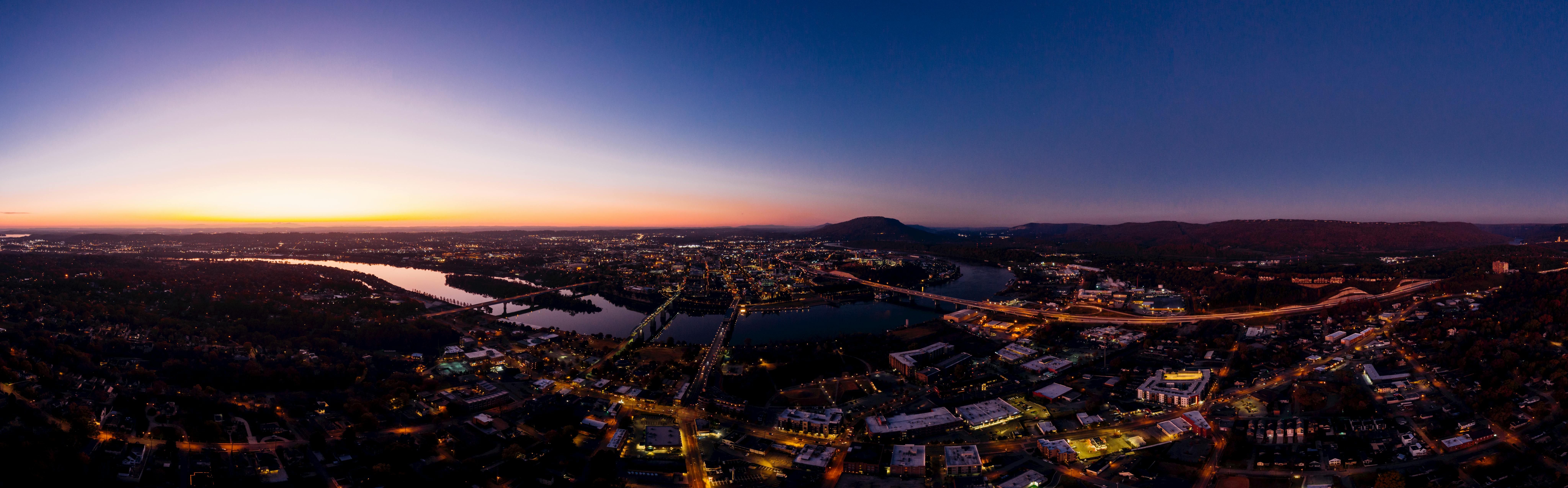 黄昏时分，迷人的查塔努加天际线与河流鸟瞰图，展现了充满活力的城市灯光