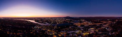 黄昏时分，迷人的查塔努加天际线与河流鸟瞰图，展现了充满活力的城市灯光