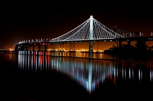 Kostenlos Beleuchtete Hängebrücke Gegen Himmel Bei Nacht Stock-Foto