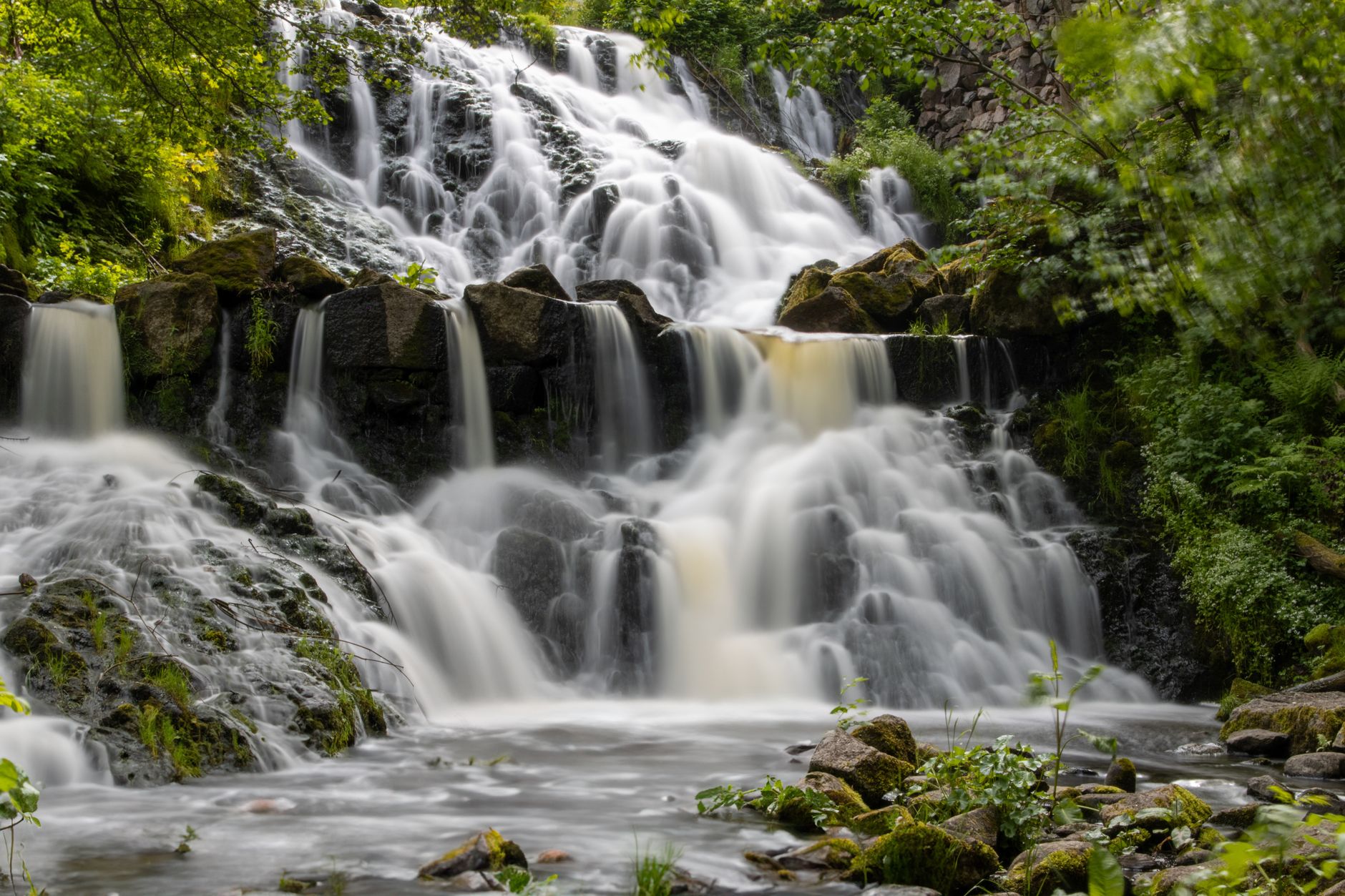 금 시세, 현명하게 알고 투자하는 2025년 최신 가이드 5 Captivating waterfall in Jönköpings län, Sweden, surrounded by lush greenery.