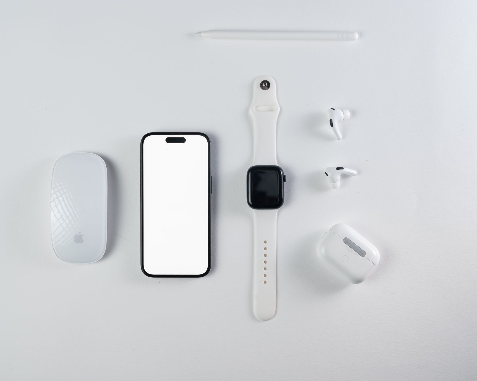 https://www.pexels.com/photo/tech-gadgets-smartphone-watch-airpods-in-minimalist-flat-lay-32583519/