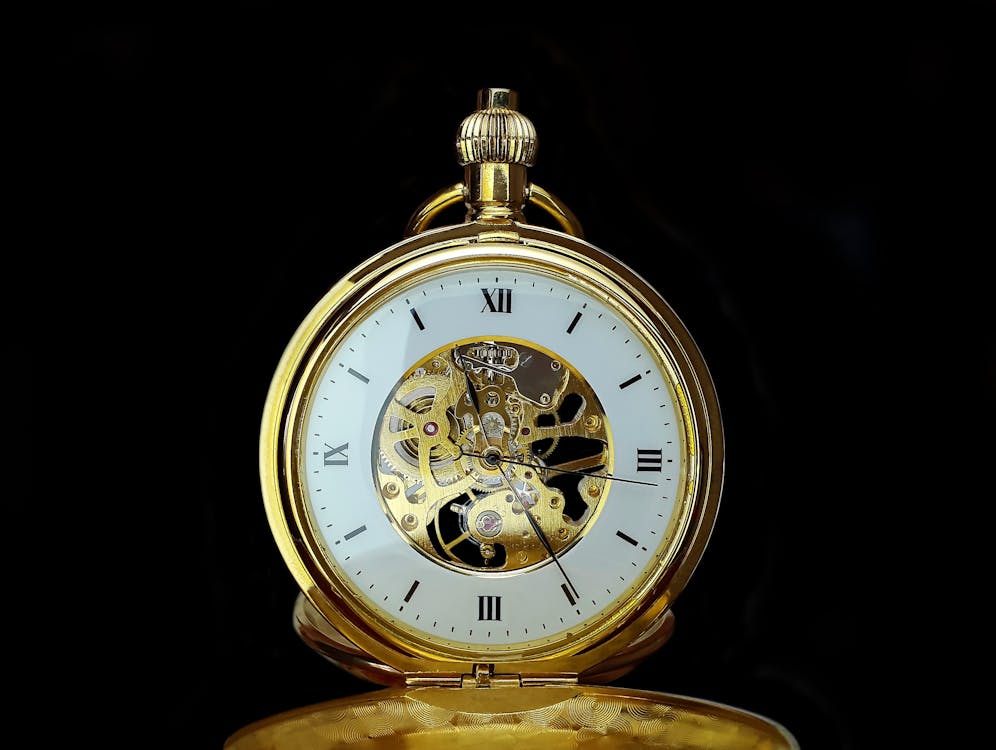 бесплатная Крупный план часов на черном фоне Стоковое фото