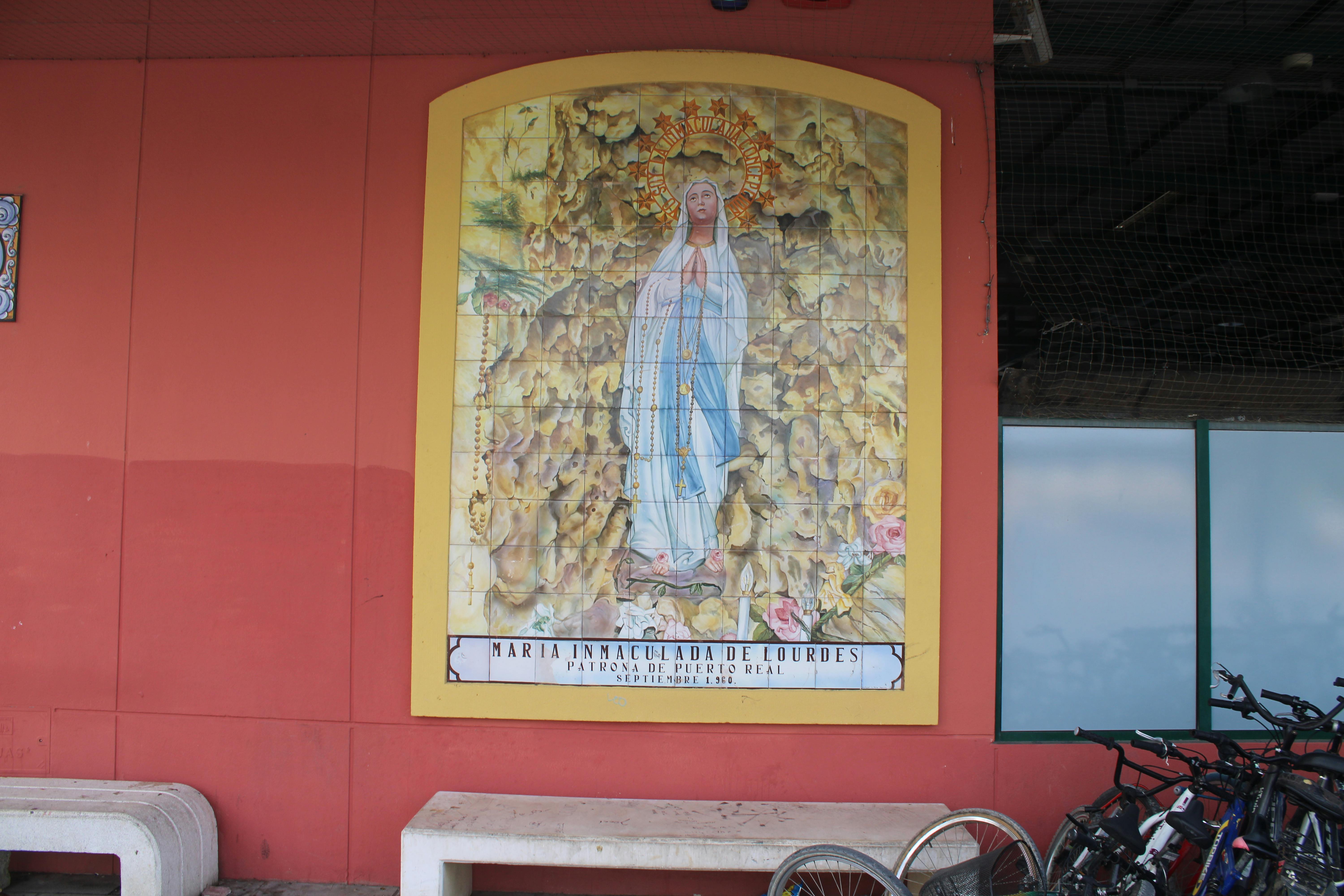 azulejos en la fachada principal con la imagen de la patrona de Puerto Real