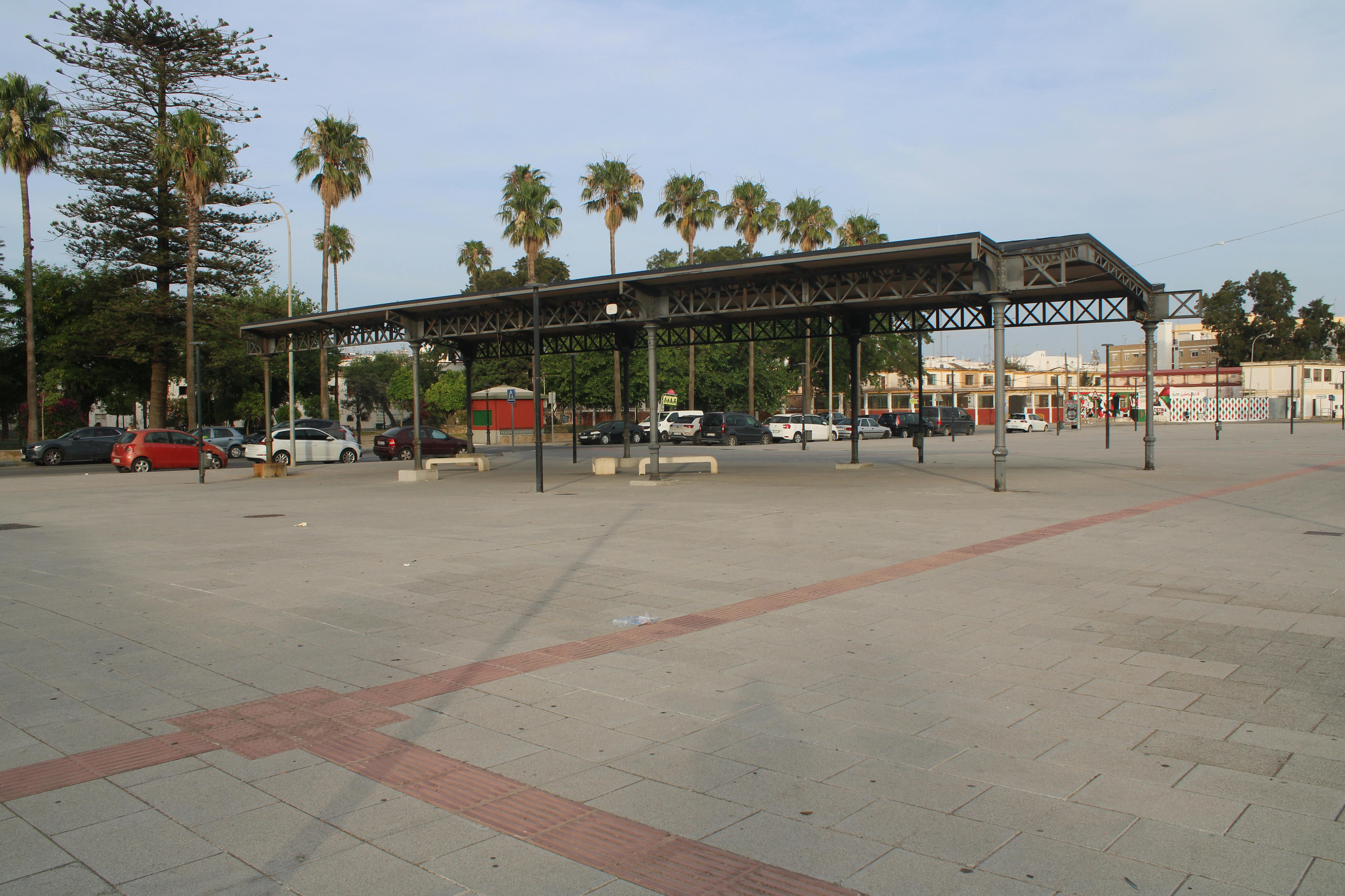 estructura metálica frente a la fachada principal de la terminal ferroviaria