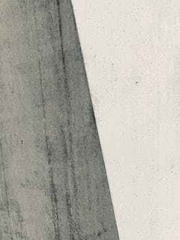 极简主义抽象混凝土纹理，采用中性色调并带有对角线图案