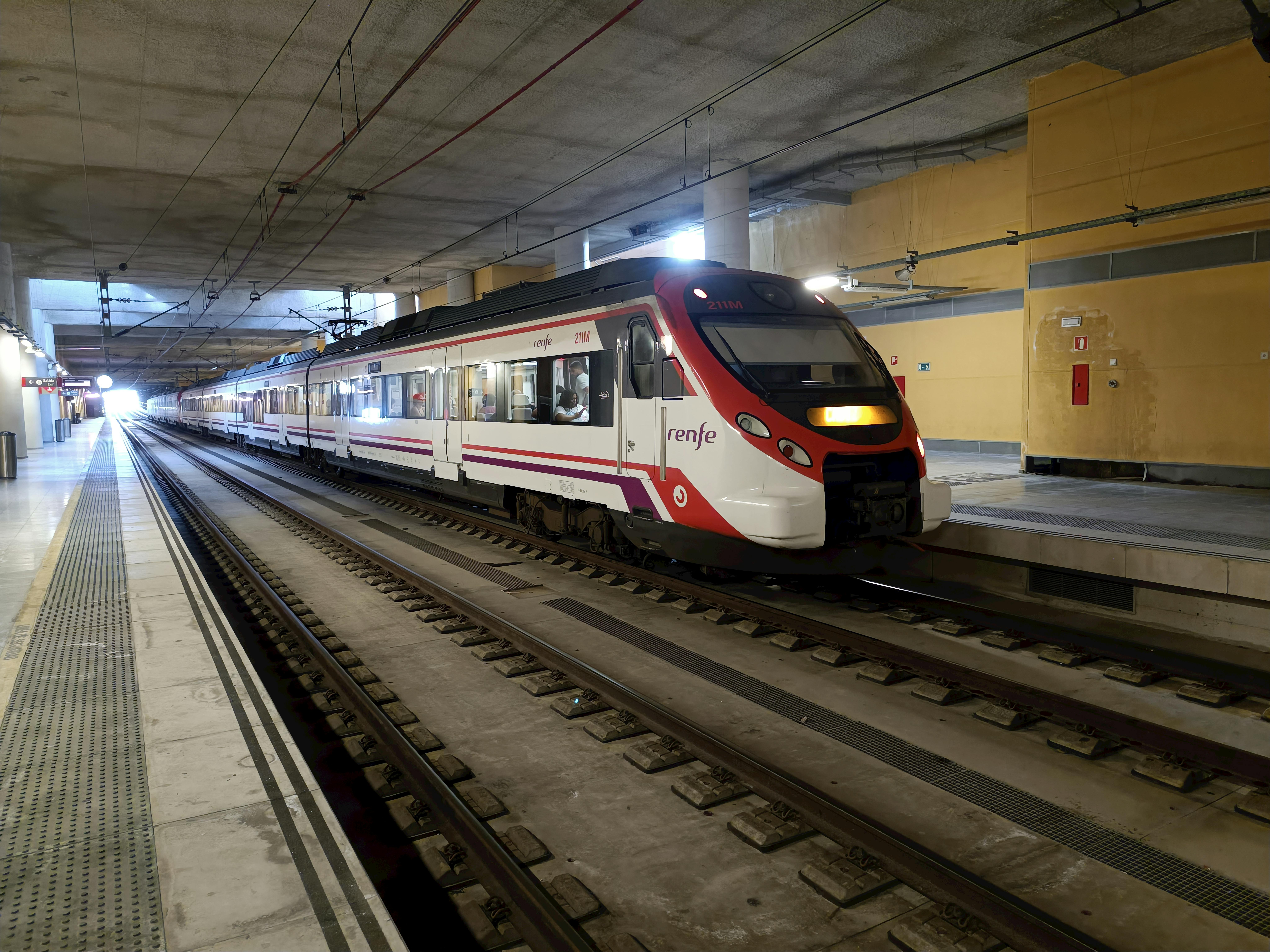 tren de cercanías estacionado en los andenes de la estación