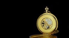 黄金怀表的特写展示了复杂的齿轮和内部结构